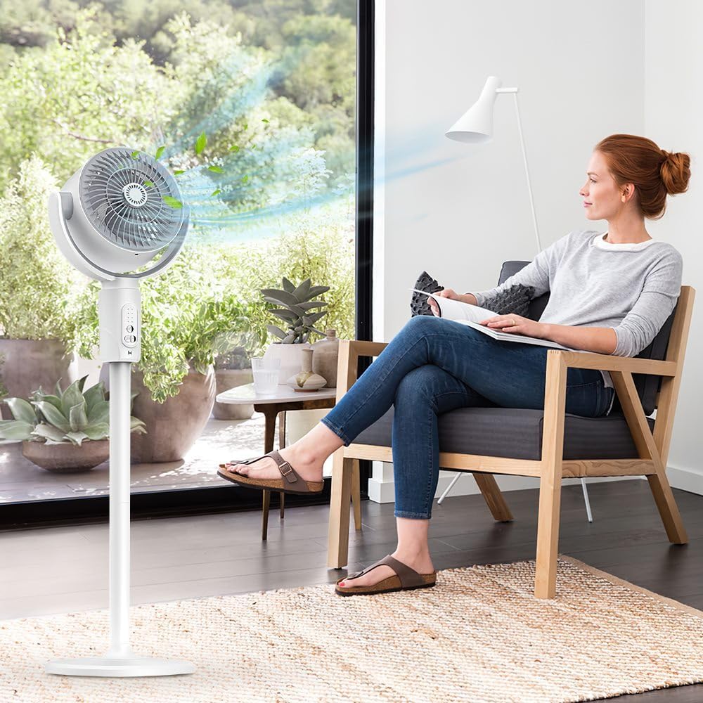 Ventilatore ricaricabile bianco con base, orientato verso la stanza