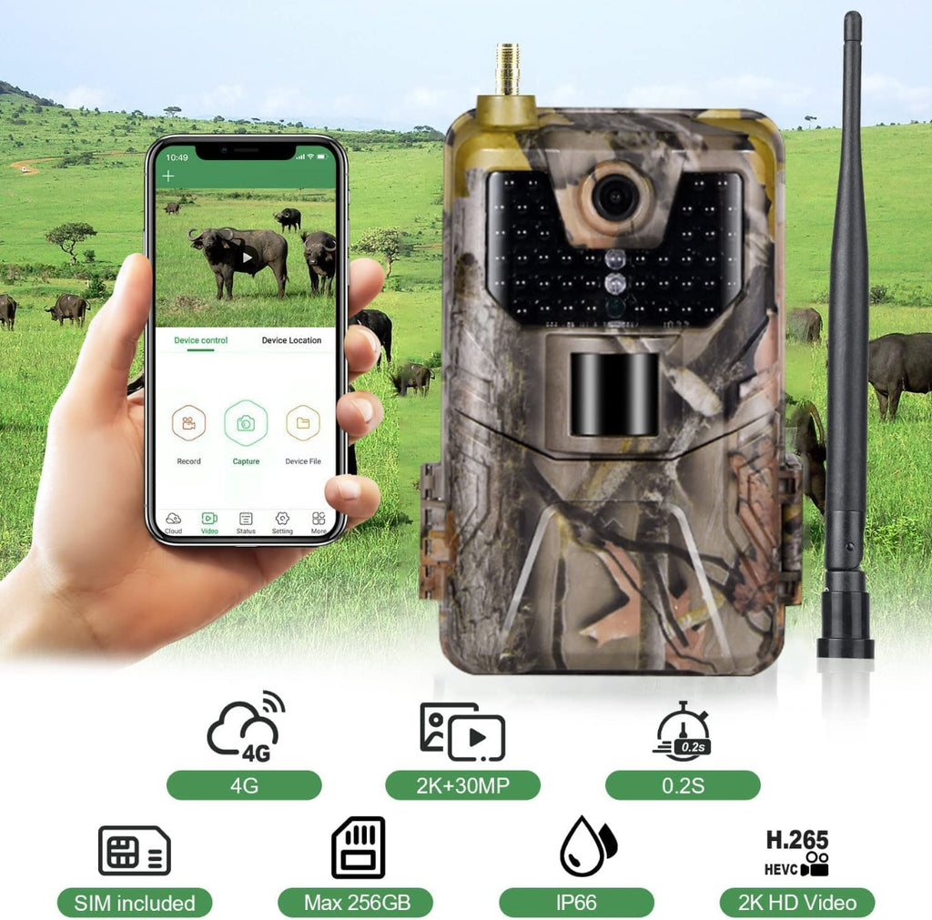 Fototrappola mimetica con asta laterale e smartphone che mostra l’app in primo piano
