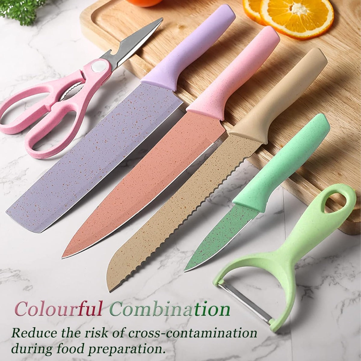 Set di coltelli da cucina con lame colorate e pelapatate verde, su tagliere