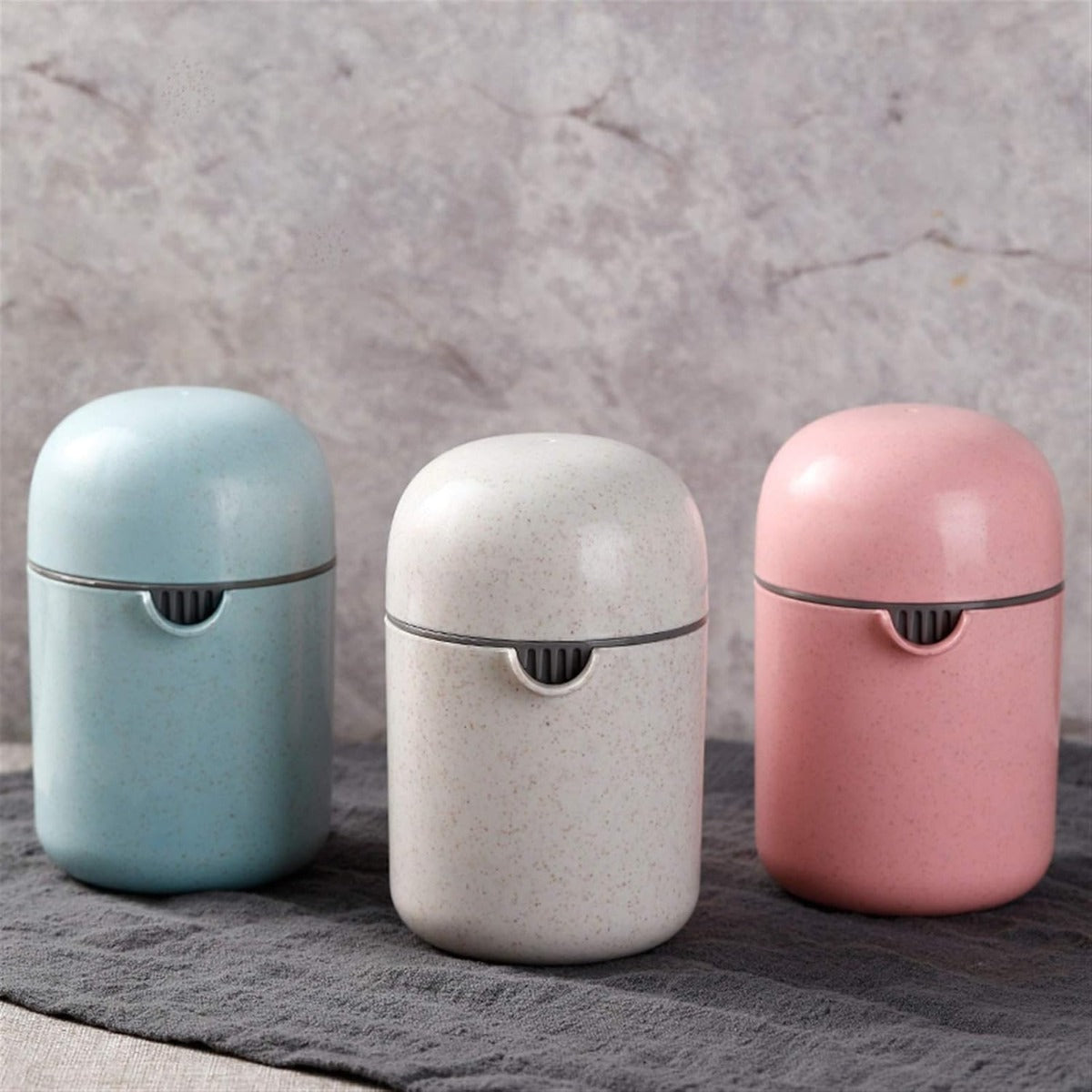 Spremiagrumi manuale portatile, tre colori pastello (azzurro, bianco, rosa)