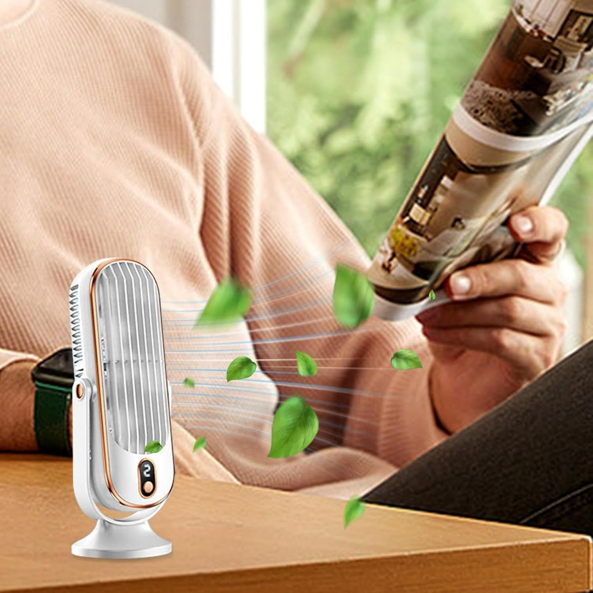 Ventilatore da tavolo senza pale bianco su supporto, con bottiglia in mano nelle vicinanze