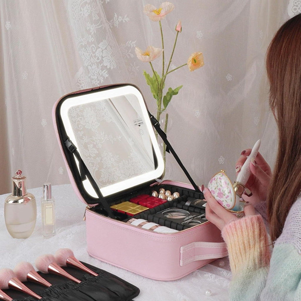 Borsa trucco rosa aperta con specchio LED e scomparti neri per cosmetici