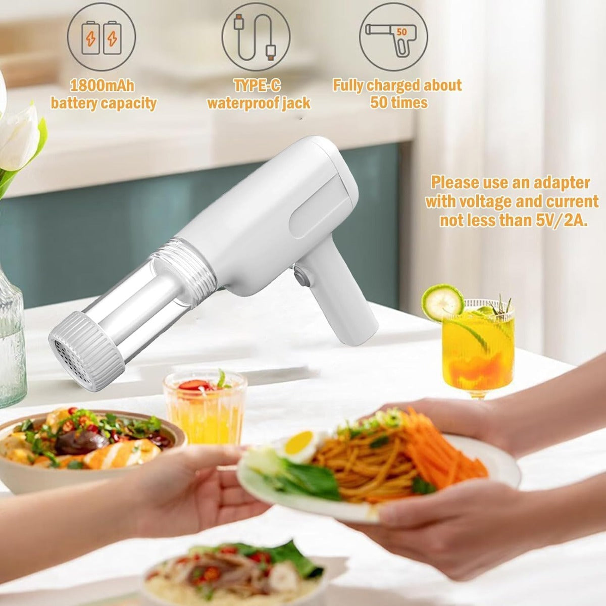 Macchina per pasta elettrica portatile bianca con attacco e piatti con pasta