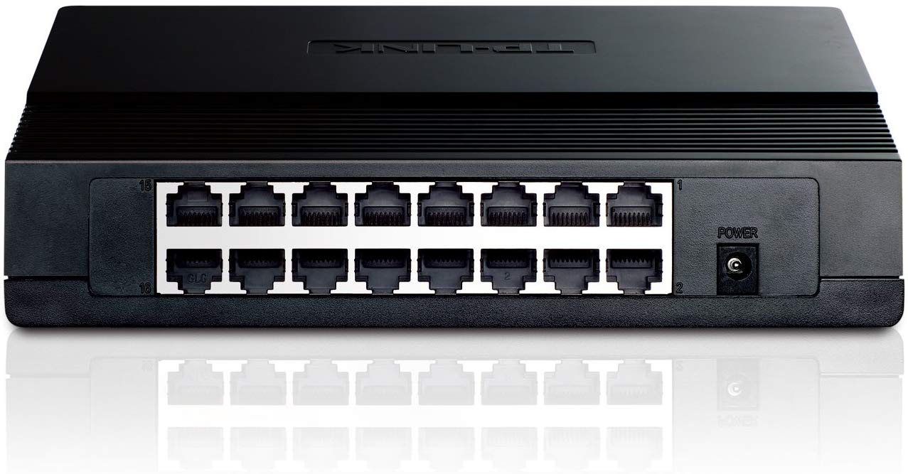 Switch TP-Link desktop con 16 porte RJ45 e presa alimentazione frontale