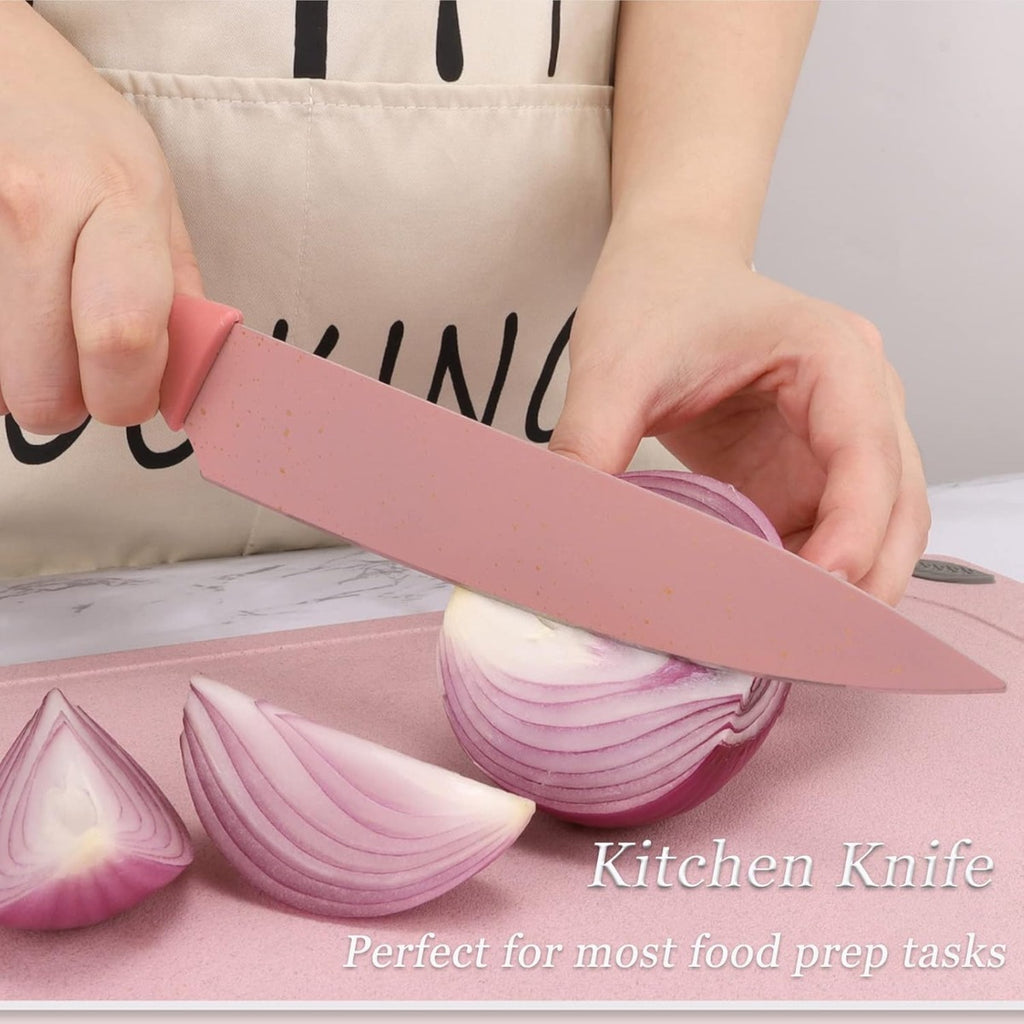 Coltello da cucina rosa con lama in acciaio e manico ergonomico, in uso