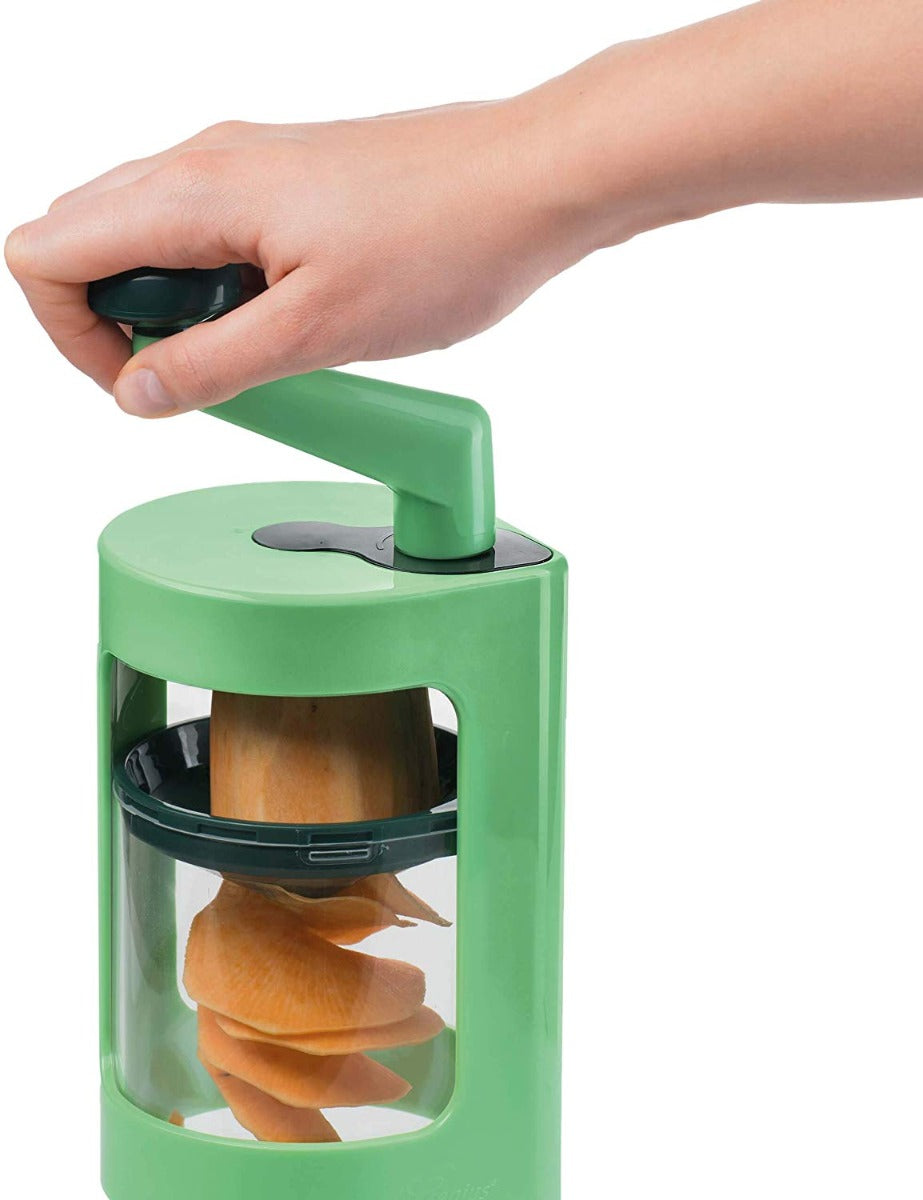 Affetta verdure a spirale Genius verde: mano aziona la leva su carote a spirale