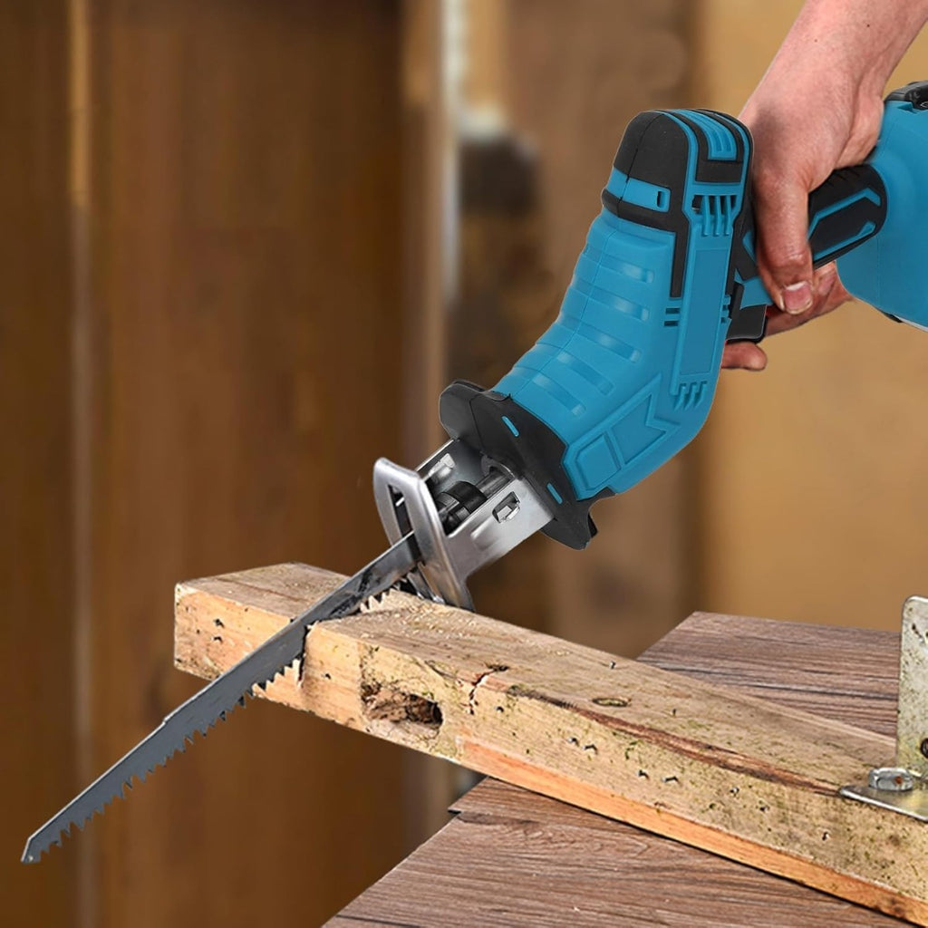 Seghetto alternativo a batteria blu taglia una tavola di legno con la lama