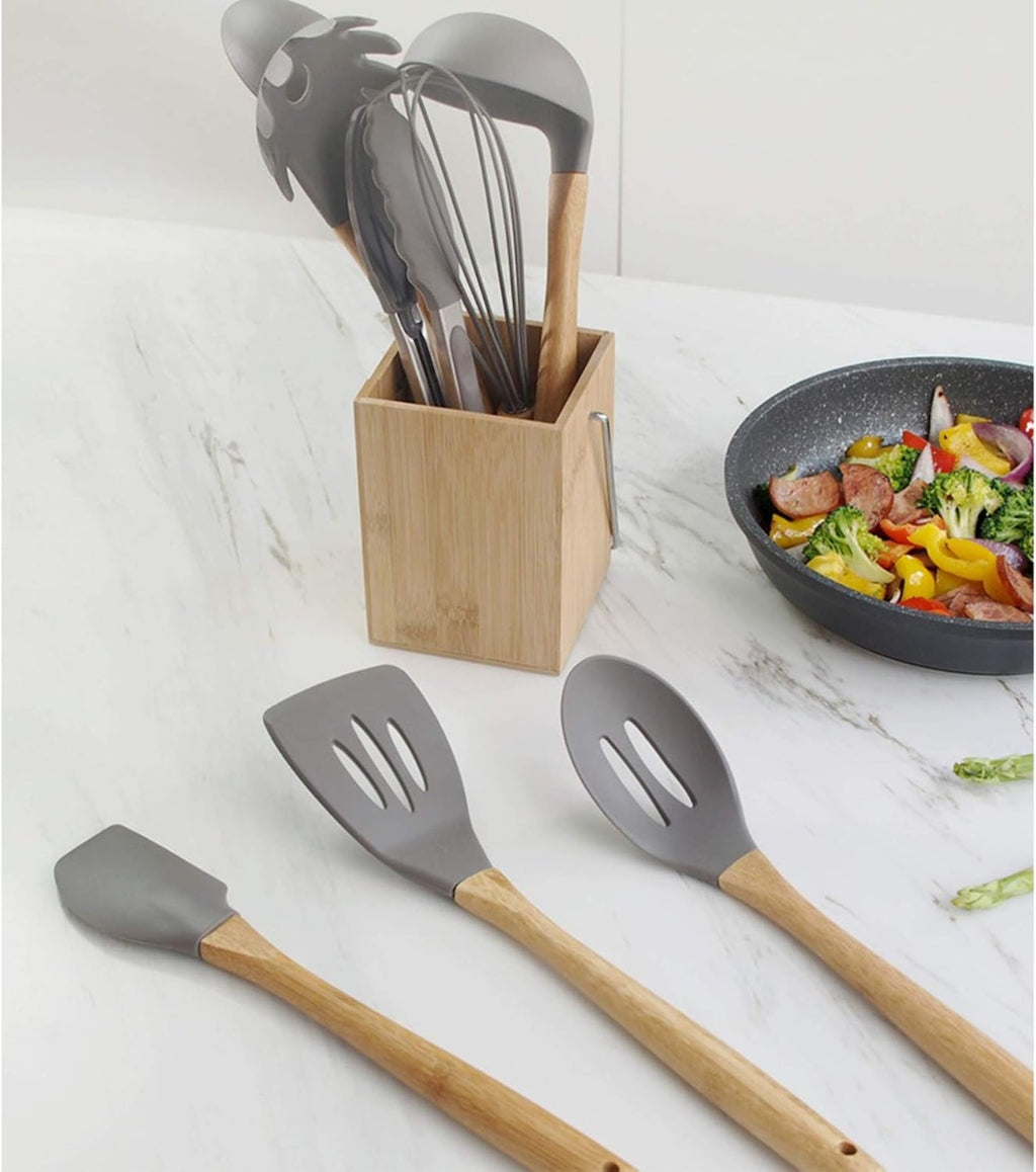 Set di utensili da cucina in silicone grigio con manici in legno e supporto