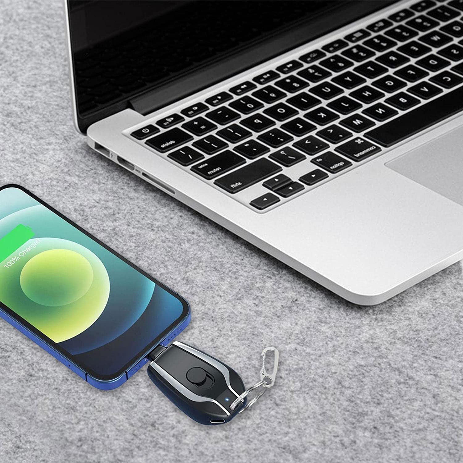 Power bank mini nero con connettore USB‑C e cavo, con luce di stato