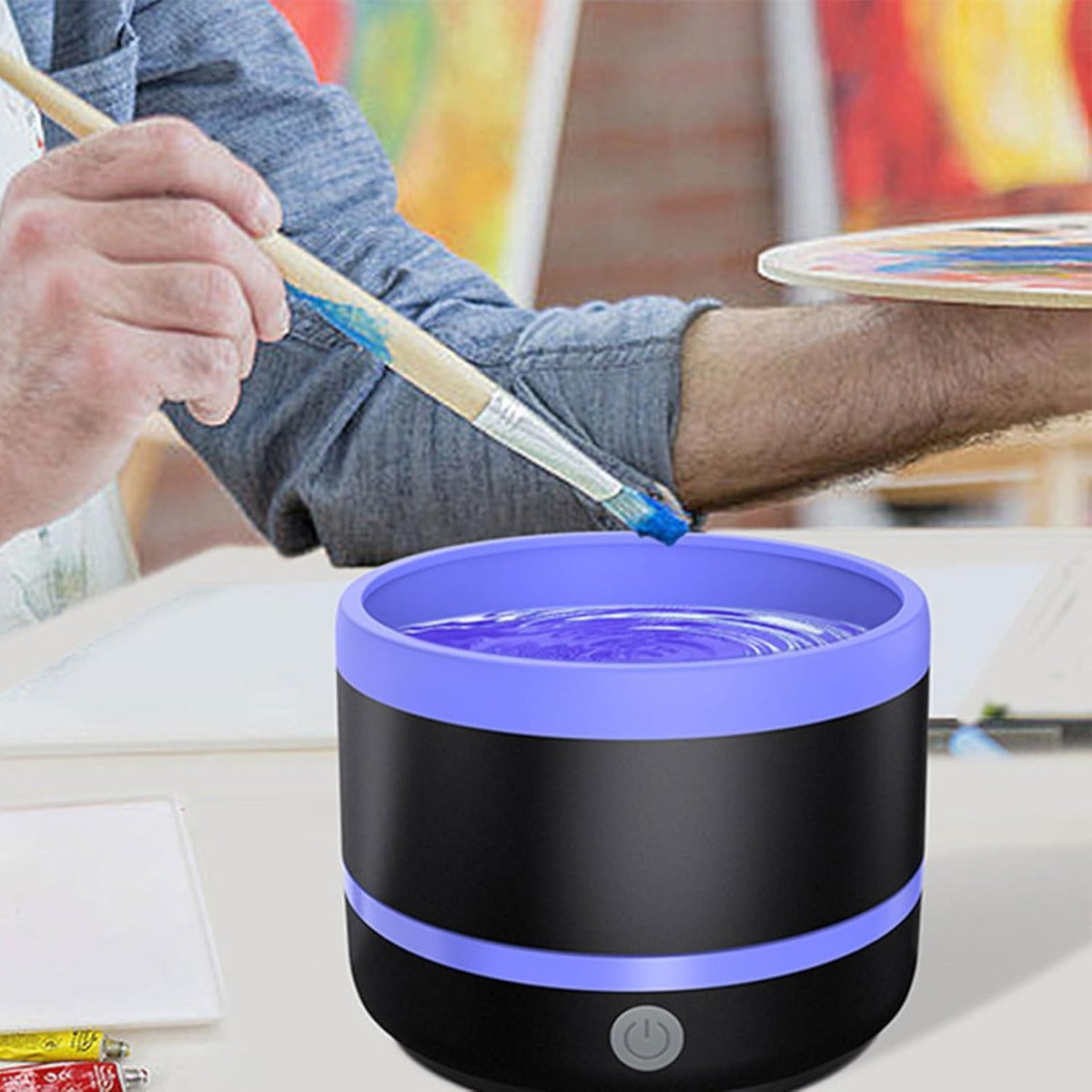 Macchina per pulizia pennelli con vasca blu e pennello immerso nel liquido