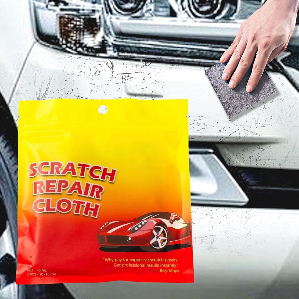 Kit riparazione graffi auto con bustina gialla e panno applicato sulla carrozzeria