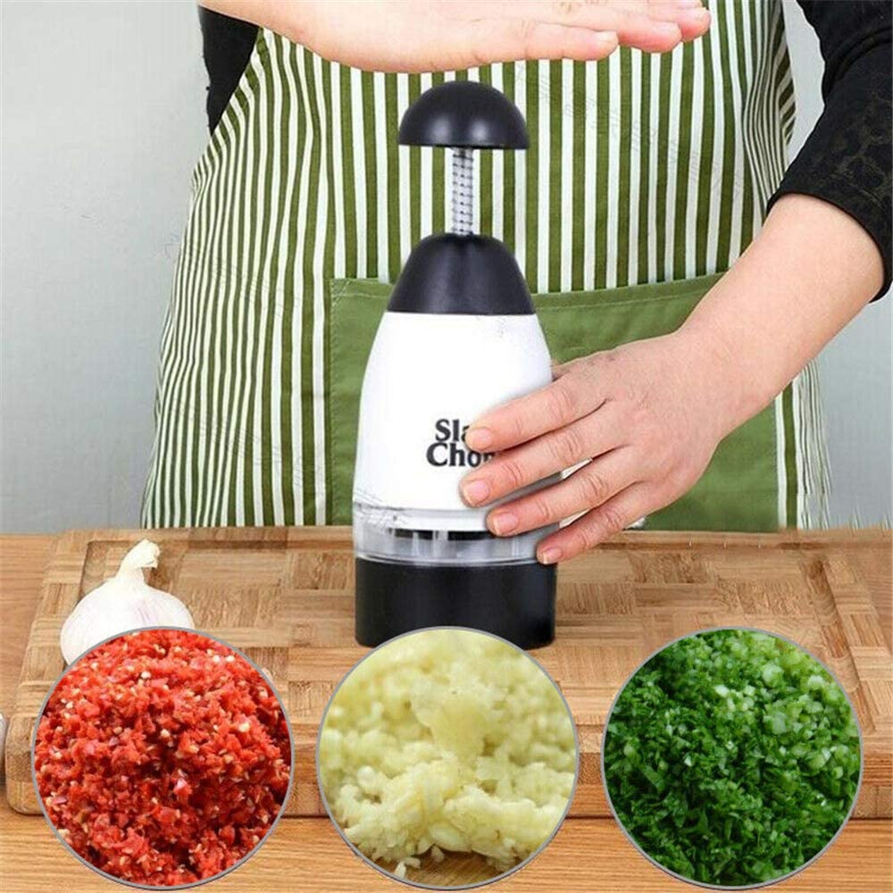 Spremiaglio manuale Slap Chop bianco e nero su tagliere con griglia tritatura