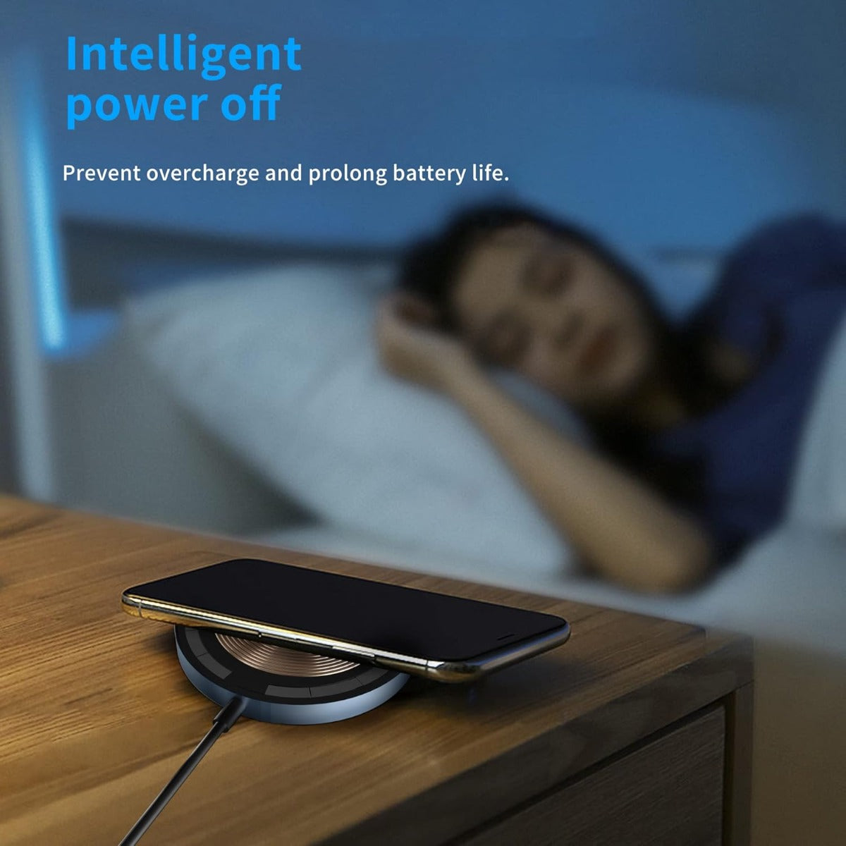 Caricabatterie wireless magnetico con telefono appoggiato su base e cavo