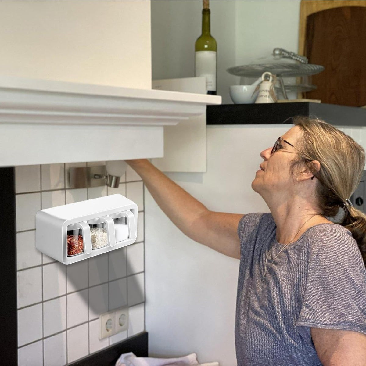 Organizzatore salvaspazio da parete con 3 contenitori, bianco e grigio.