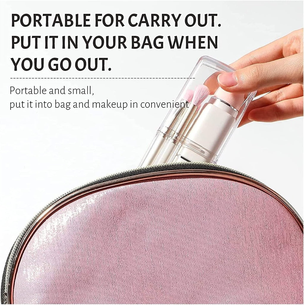 Pennello da trucco retrattile con setole rosa in astuccio trasparente, mano
