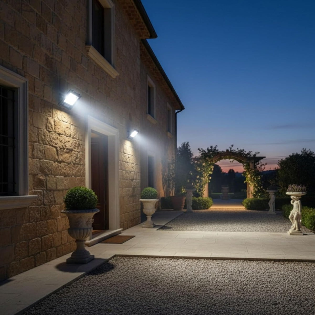Faro LED solare da esterno con luce bianca fredda, montato su parete