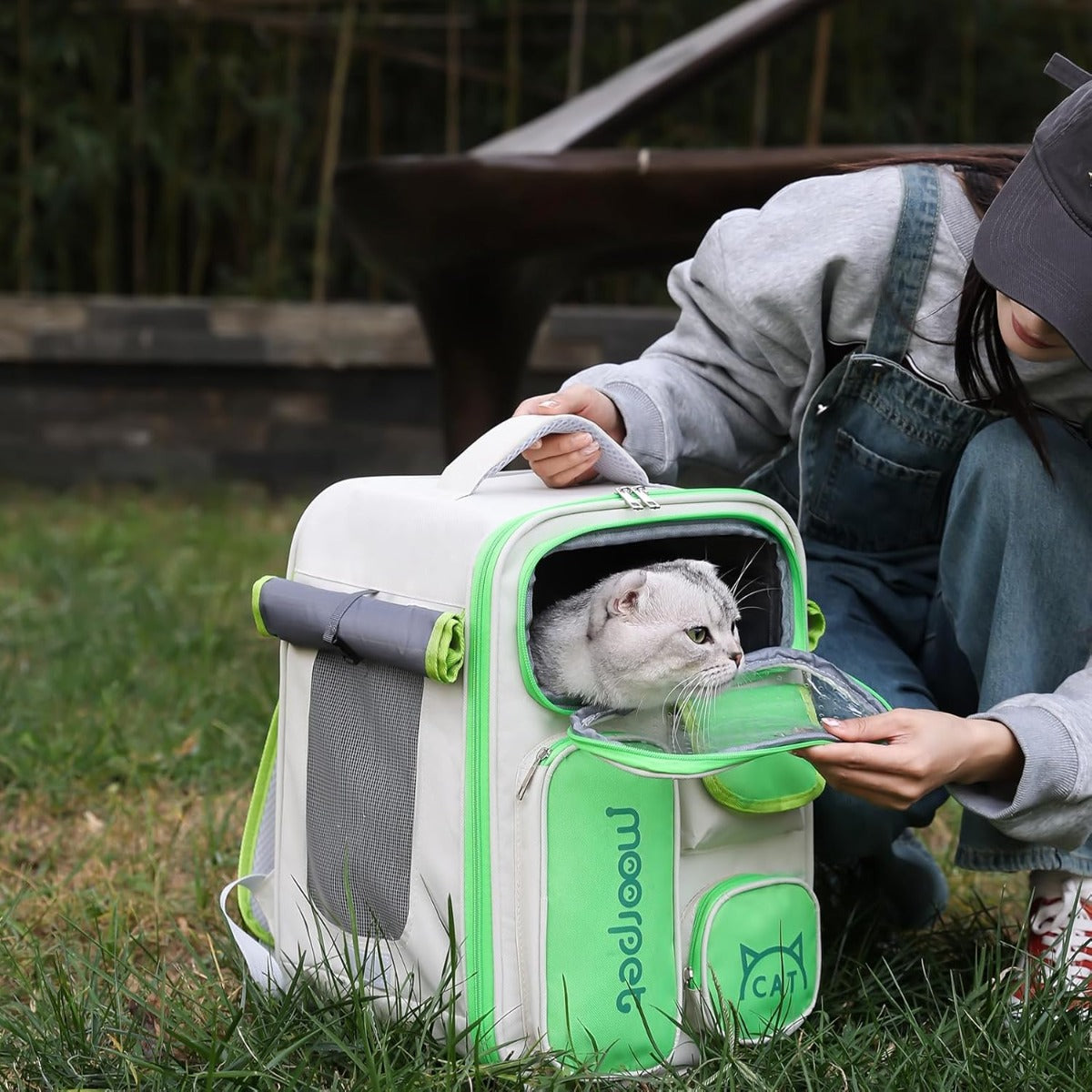 Zaino per animali beige con dettagli verdi, finestra in rete e maniglia laterale