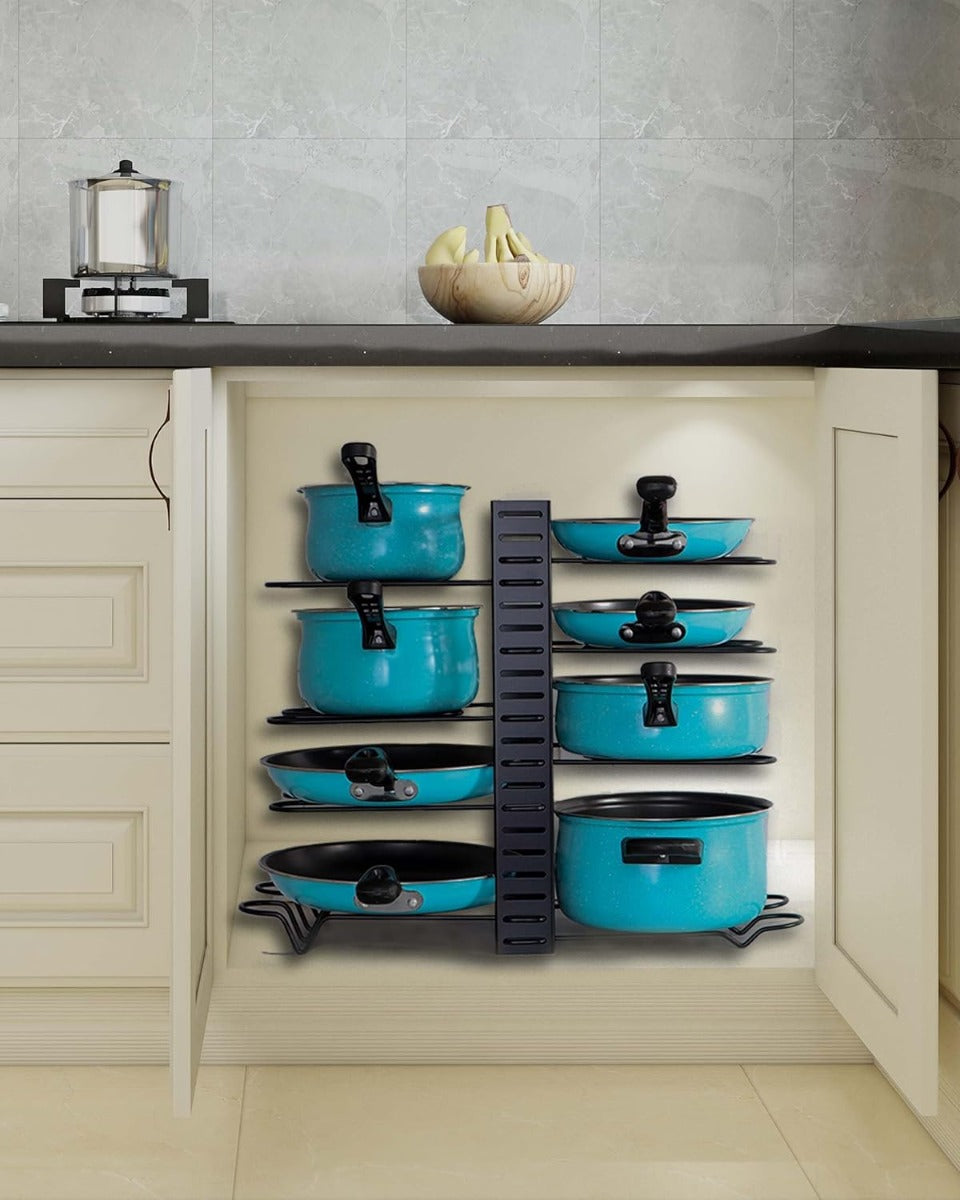 Organizer nero per pentole e padelle con ripiani e supporti per coperchi, in cucina