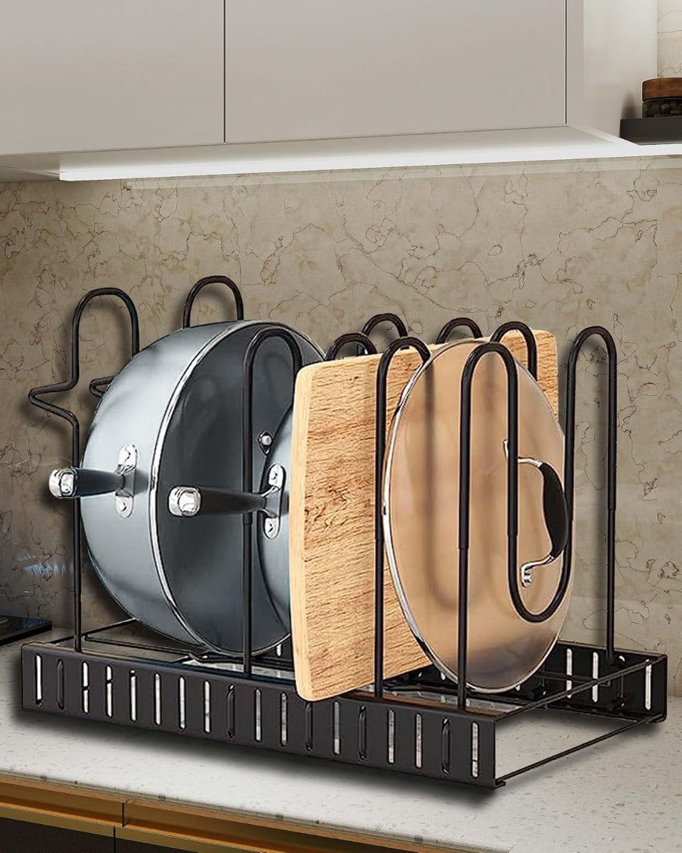Supporto nero da cucina con posizionatori per padelle e coperchi su base stabile