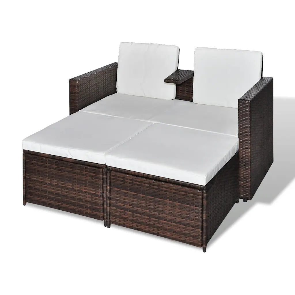 Divanetto da giardino in polyrattan marrone con cuscini bianchi e seduta ampia.