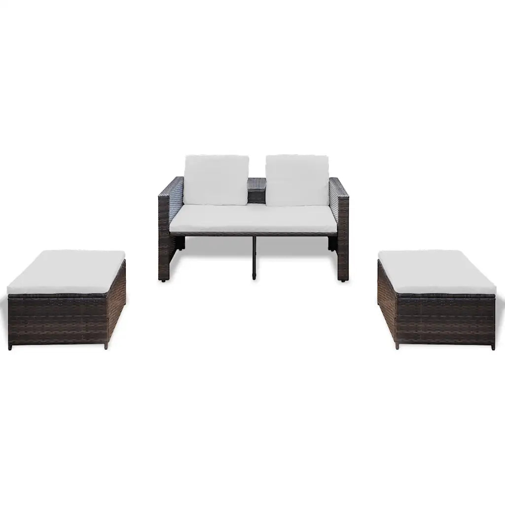 Divanetto da giardino in polyrattan marrone con cuscini bianchi e due pouf.
