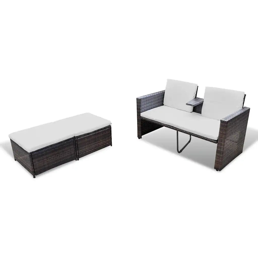 Set salotto da giardino con divanetto e pouf in polyrattan marrone, cuscini bianchi.