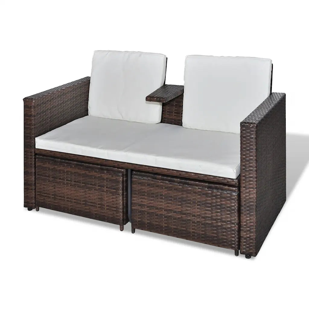 Divanetto da giardino in polyrattan marrone con cuscini bianchi e schienali imbottiti.