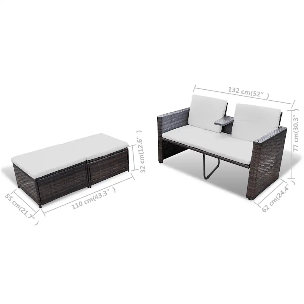 Set salotto da giardino in polyrattan marrone: divanetto con 2 pouf e cuscini bianchi.