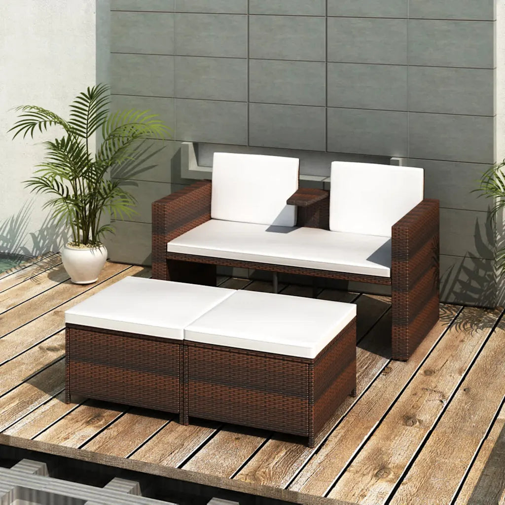 Set salotto da giardino in polyrattan marrone con divanetto e 2 pouf, cuscini bianchi.