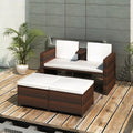 Set salotto da giardino in polyrattan marrone con divanetto e 2 pouf, cuscini bianchi.