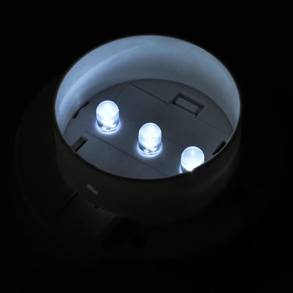 Lampada solare da recinzione bianca accesa con tre LED