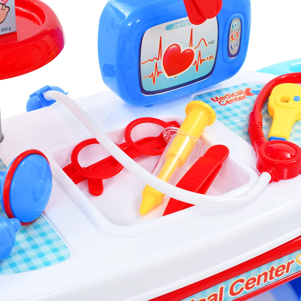 Accessori gioco medico: stetoscopio, siringa e strumenti colorati sul vassoio bianco