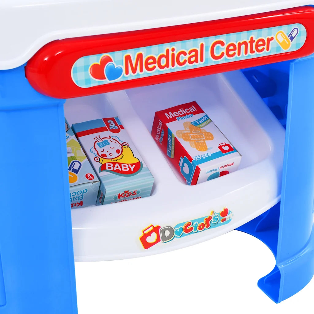 Ripiano del banco medico con confezioni “BABY” e altri prodotti gioco