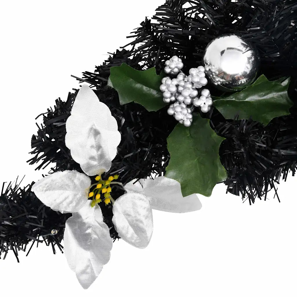 Fiori bianchi e bacche su ghirlanda nera ad arco con pallina lucida