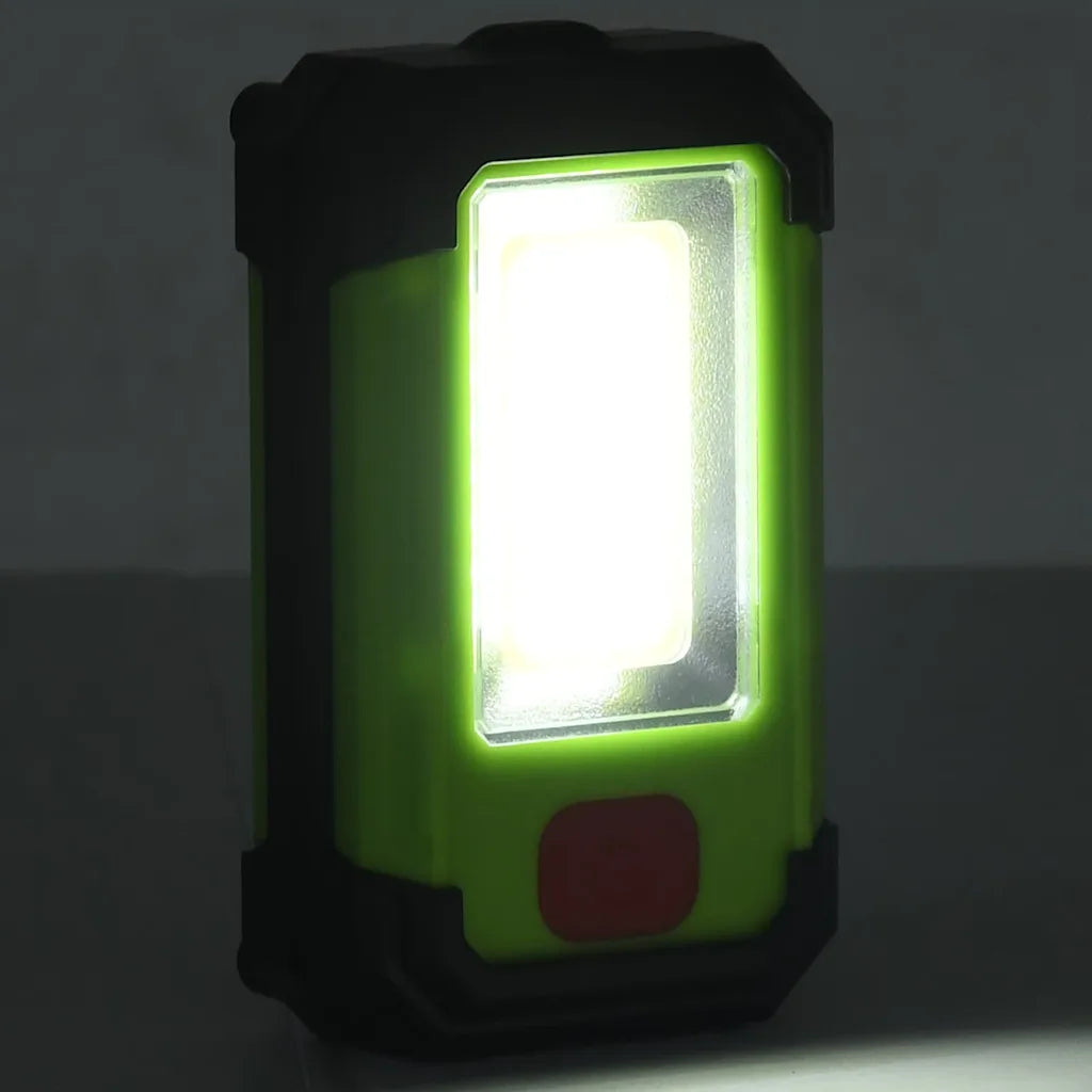 Faretto solare LED portatile con luce accesa in cornice rettangolare.