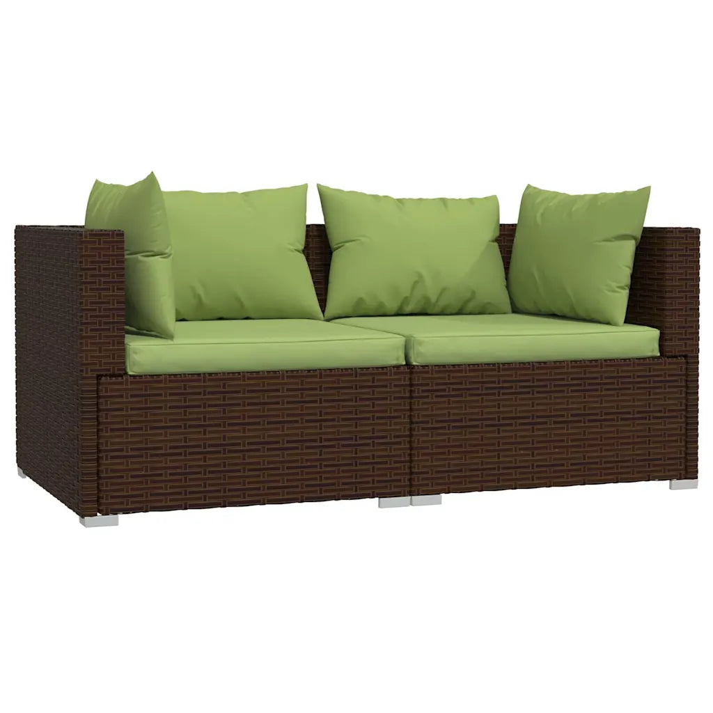 Divanetto da giardino in polyrattan marrone con cuscini verdi e struttura a griglia