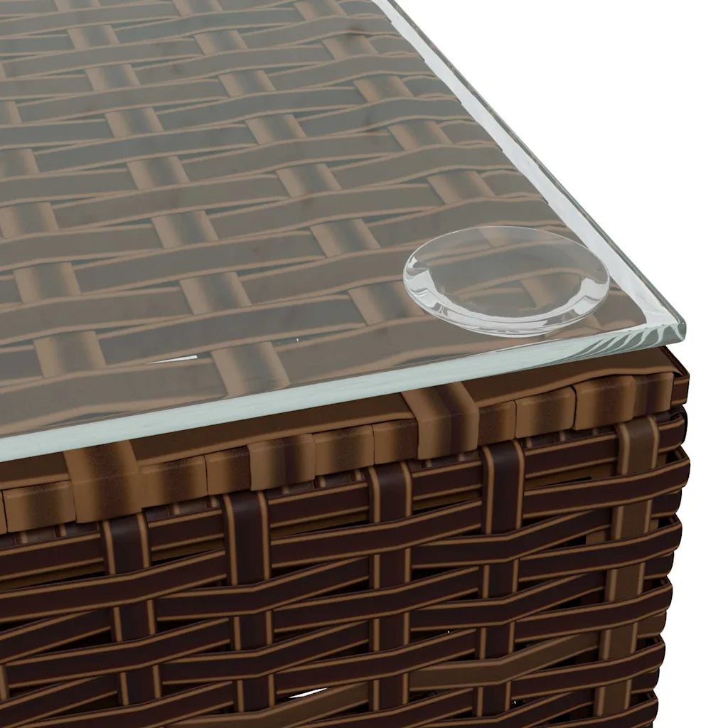 Dettaglio angolo tavolino da esterno: polyrattan marrone e piano in vetro