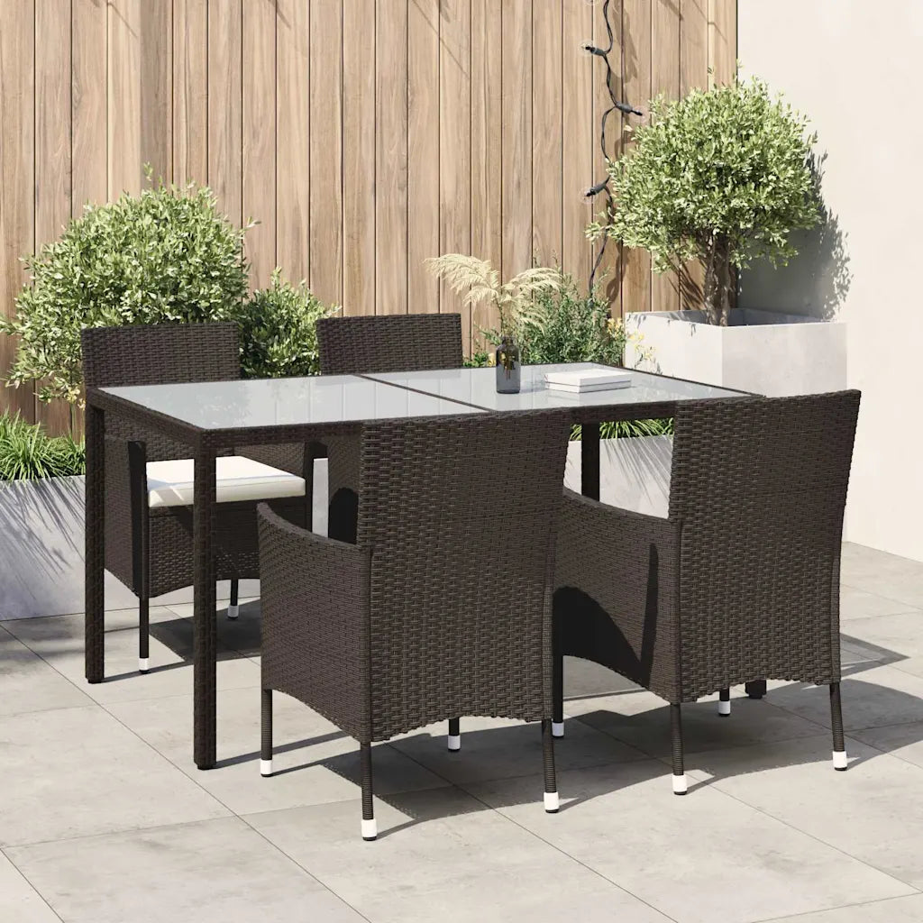 Set tavolo e sedie da giardino in polyrattan marrone, cuscini bianchi e piano vetro