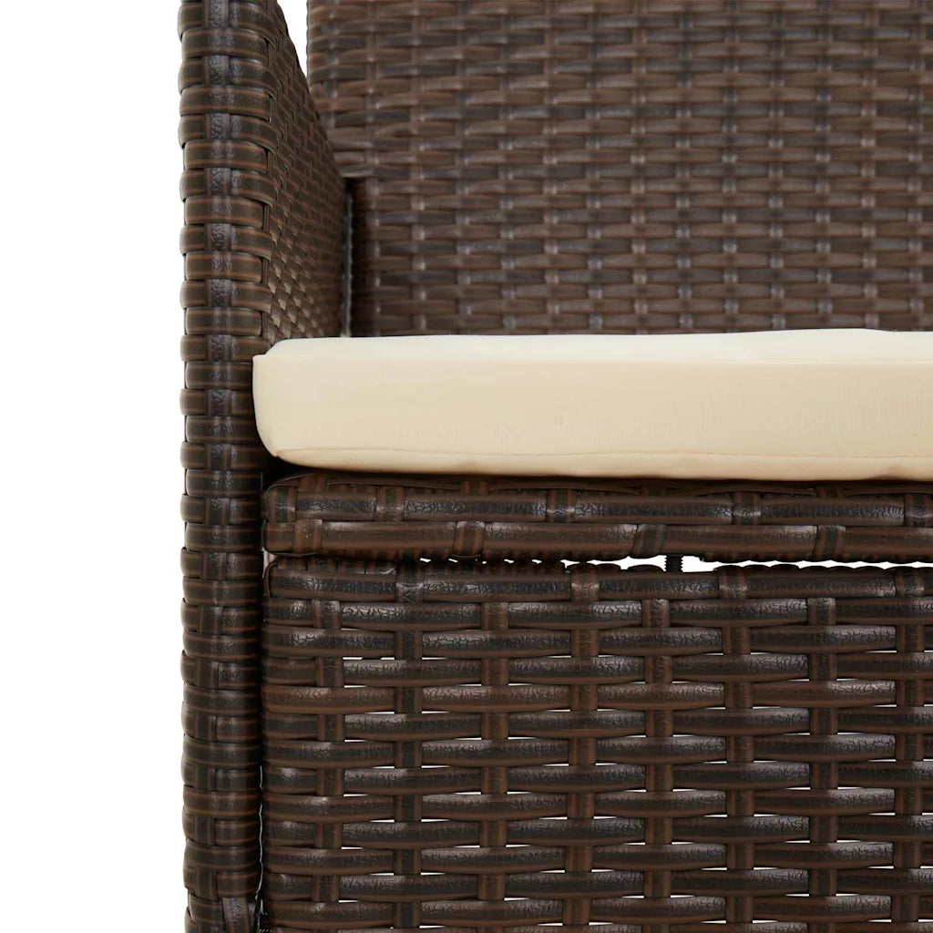 Dettaglio ravvicinato del polyrattan marrone intrecciato con cuscino chiaro