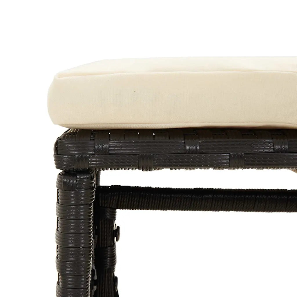 Dettaglio cuscino chiaro e struttura intrecciata in polyrattan nero