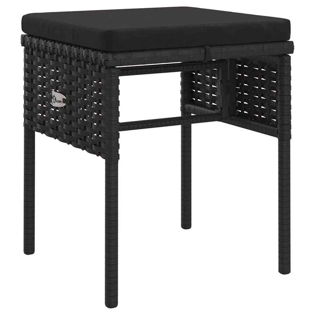 Sgabello in polyrattan nero con cuscino rettangolare scuro e struttura intrecciata