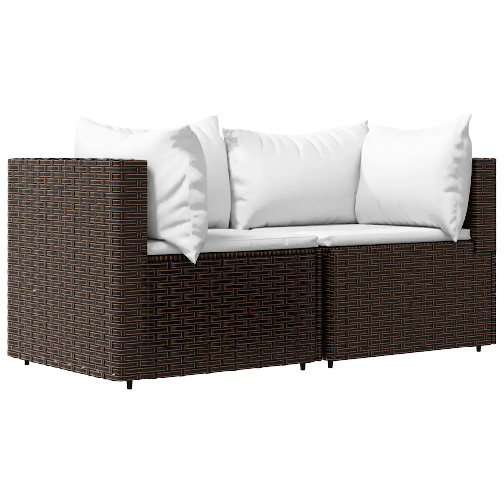 Divanetto angolare in polyrattan marrone con cuscini bianchi su due moduli