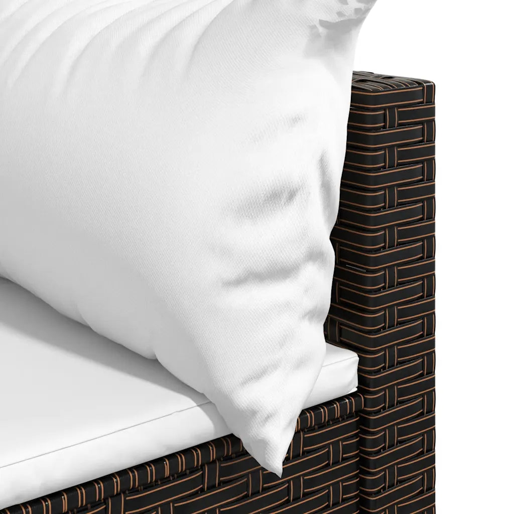 Cuscino bianco e tessitura del bracciolo in polyrattan marrone a intreccio