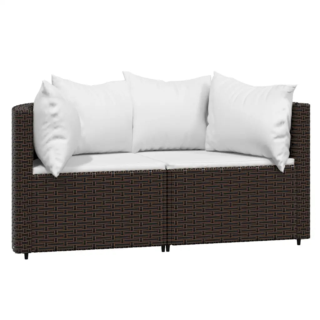 Divano da giardino in polyrattan intrecciato marrone con cuscini bianchi, vista frontale
