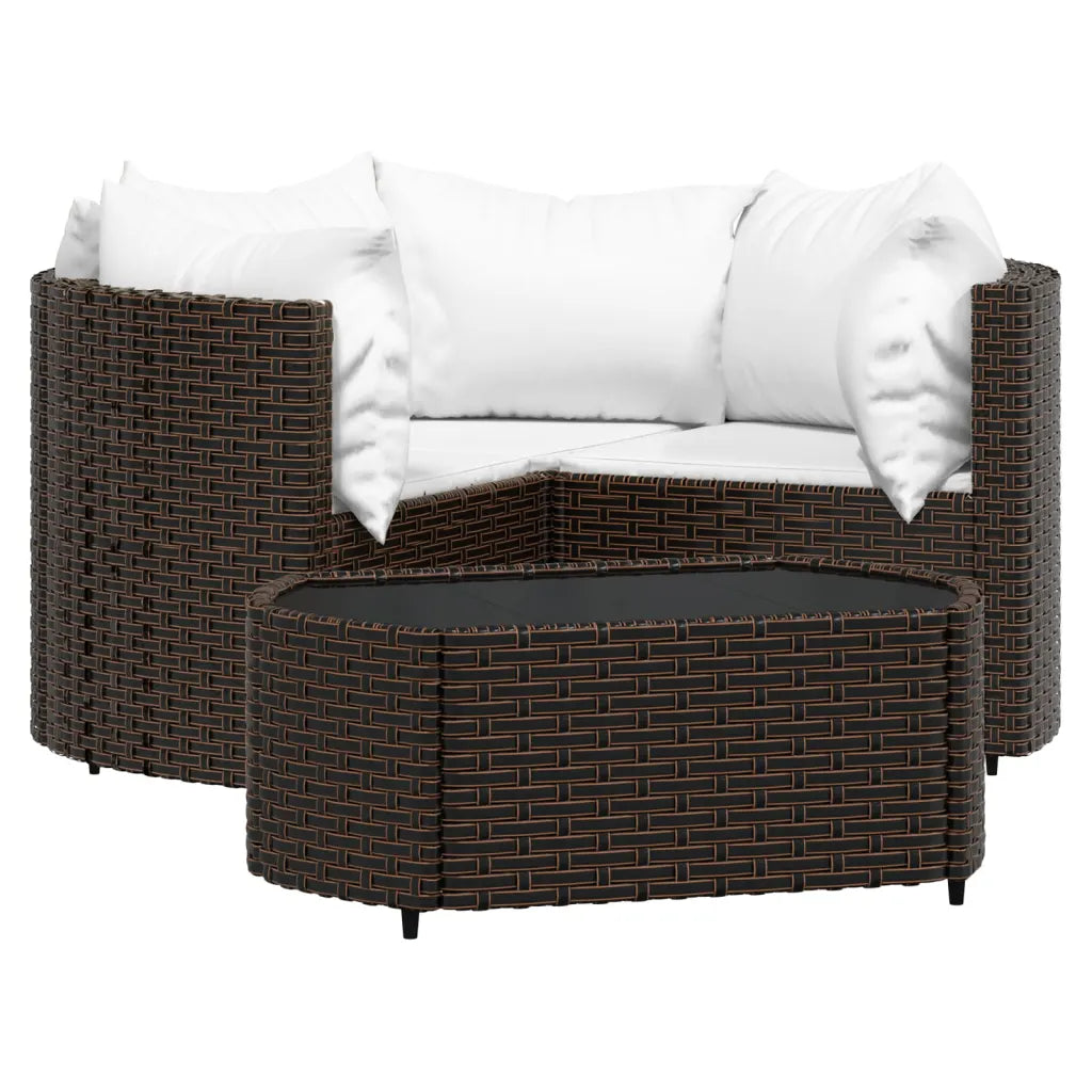 Divano da giardino in polyrattan marrone con cuscini bianchi e struttura intrecciata