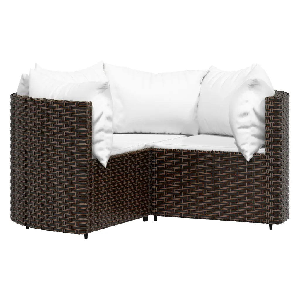 Divano d’angolo da giardino in polyrattan marrone con cuscini bianchi e schienali imbottiti