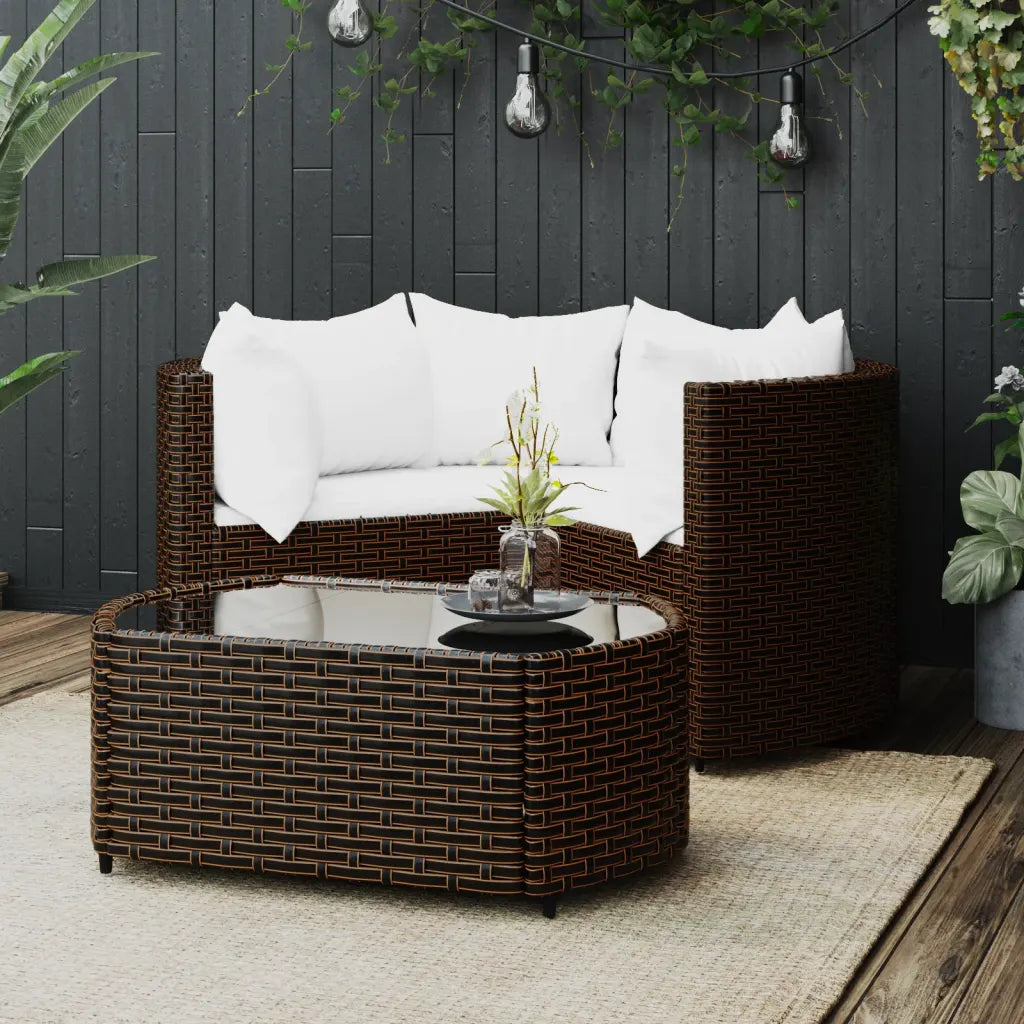 Set divano da giardino in polyrattan marrone con cuscini bianchi e tavolino rettangolare