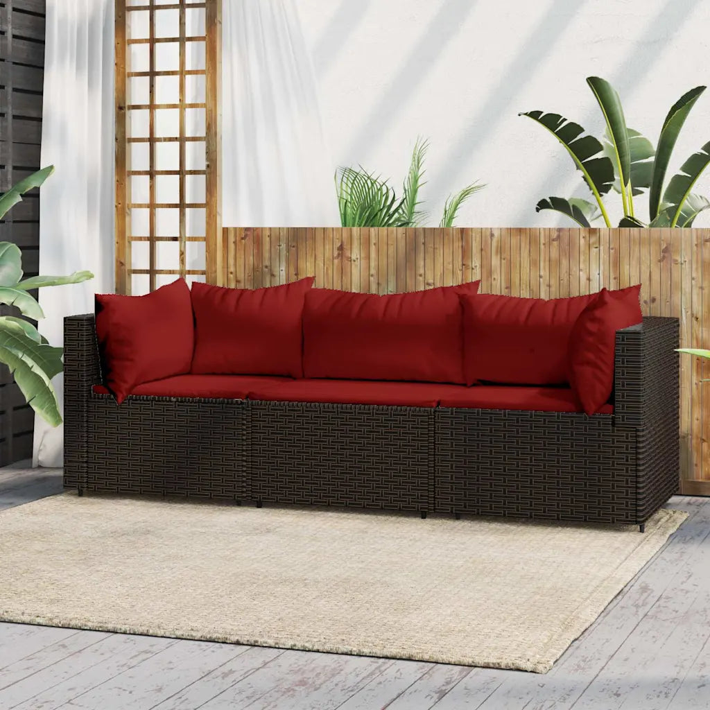 Set divano da giardino in polyrattan marrone con cuscini rossi, tre posti