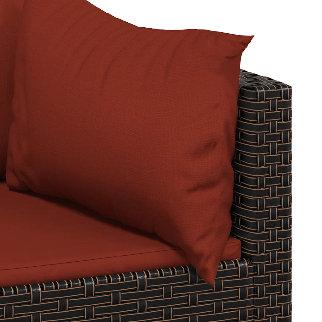 Cuscini rosso mattone su divanetto da giardino in polyrattan intrecciato marrone scuro