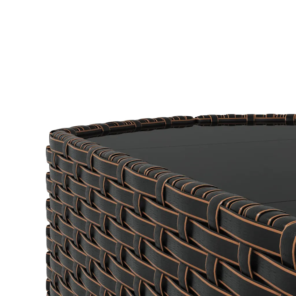 Dettaglio del bordo in polyrattan intrecciato marrone scuro con seduta grigia